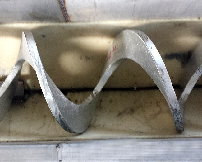 不銹鋼螺旋輸送機葉片撕裂、軸裂縫、軸段斷裂處理