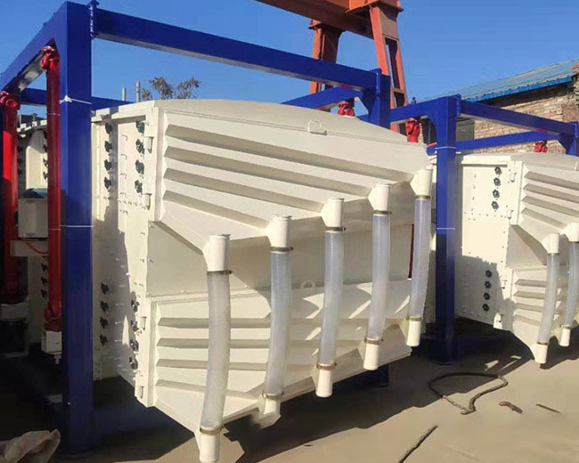 石油壓裂砂選用方形<a href='http://www.zhfkyy.cn/sfsx/ybs.html' title='搖擺篩' target='_blank'>搖擺篩</a>才能滿(mǎn)足要求