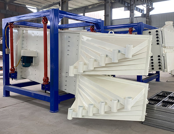 硅砂方形<a href='http://www.zhfkyy.cn/sfsx/ybs.html' title='搖擺篩' target='_blank'>搖擺篩</a>處理量大精度可達95%以上