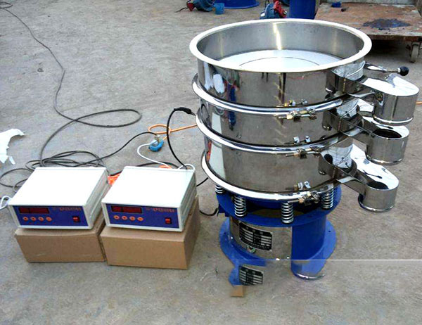 篩分精度比普通振動篩可提高1—70%，產(chǎn)量可提高0.5-10倍。可單層與多層使用，一套智能超聲波發(fā)生器同時使用三個換能器。 不產(chǎn)生彈跳球等輔助物對粉體的污染；在達(dá)到高精度、高網(wǎng)目篩分的同時，控制較窄的粒度范圍。