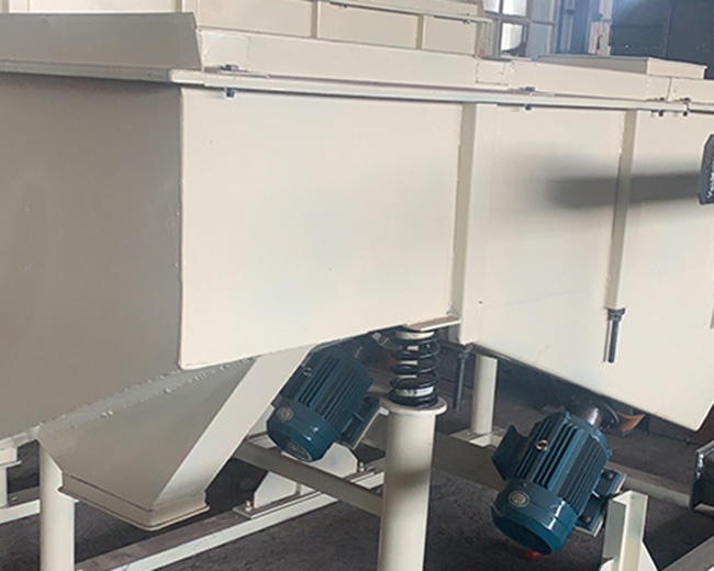 直線式振動(dòng)篩是指物料行走路線程直線方式