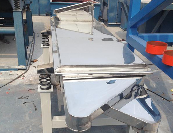 全不銹鋼直線篩與普鋼的直線篩價(jià)格相冊多少？