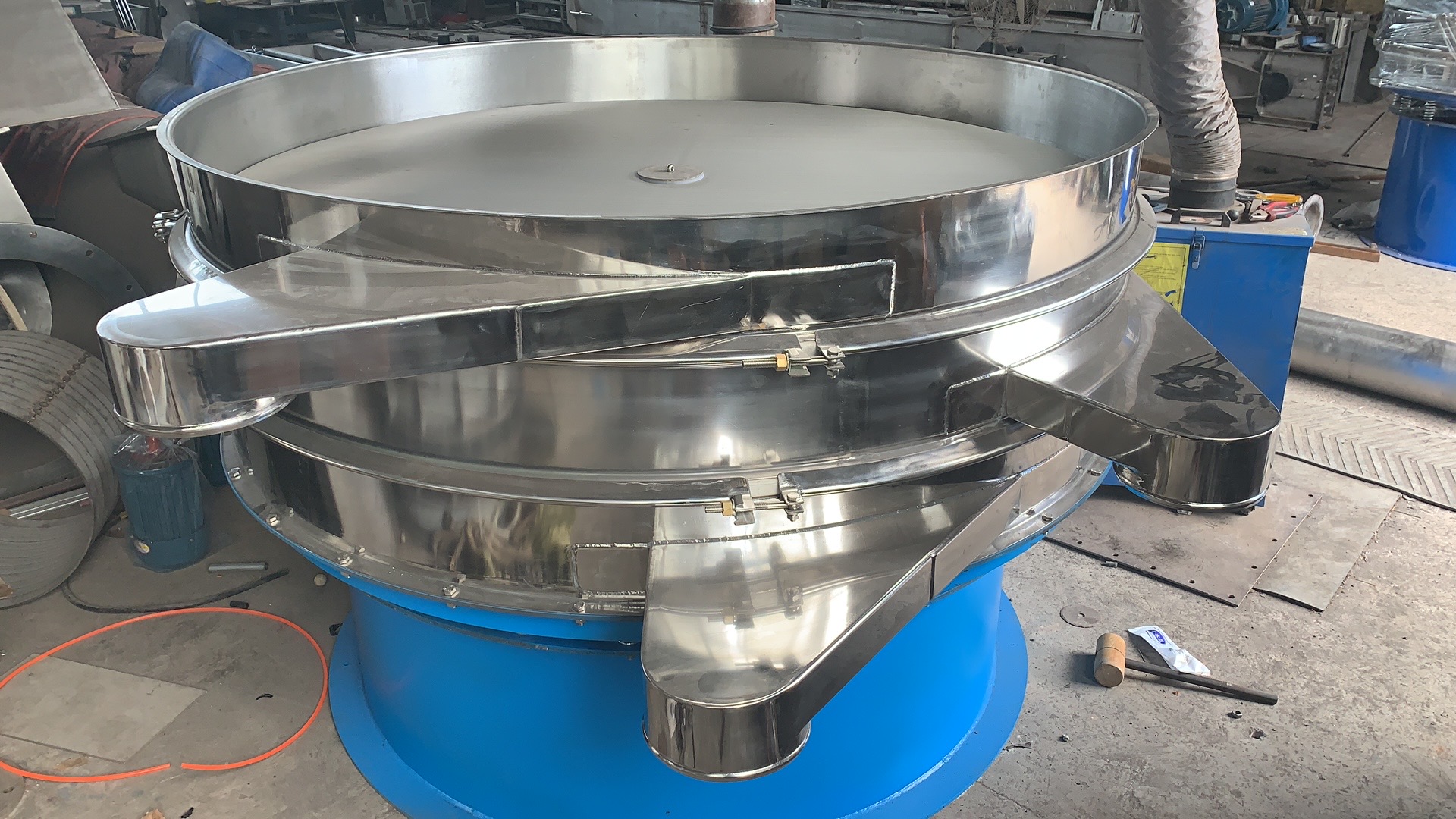 石灰粉精細(xì)篩分機(jī)選擇圓盤(pán)振動(dòng)篩效果好